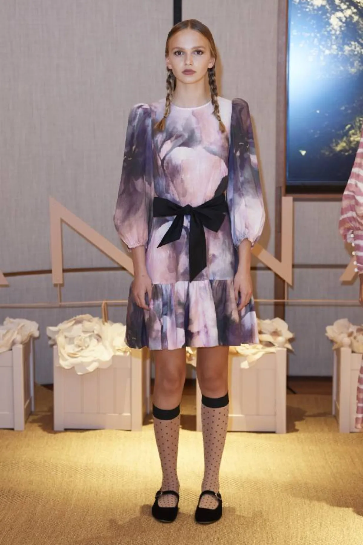 فستان حريري مموج من أنا مايسون