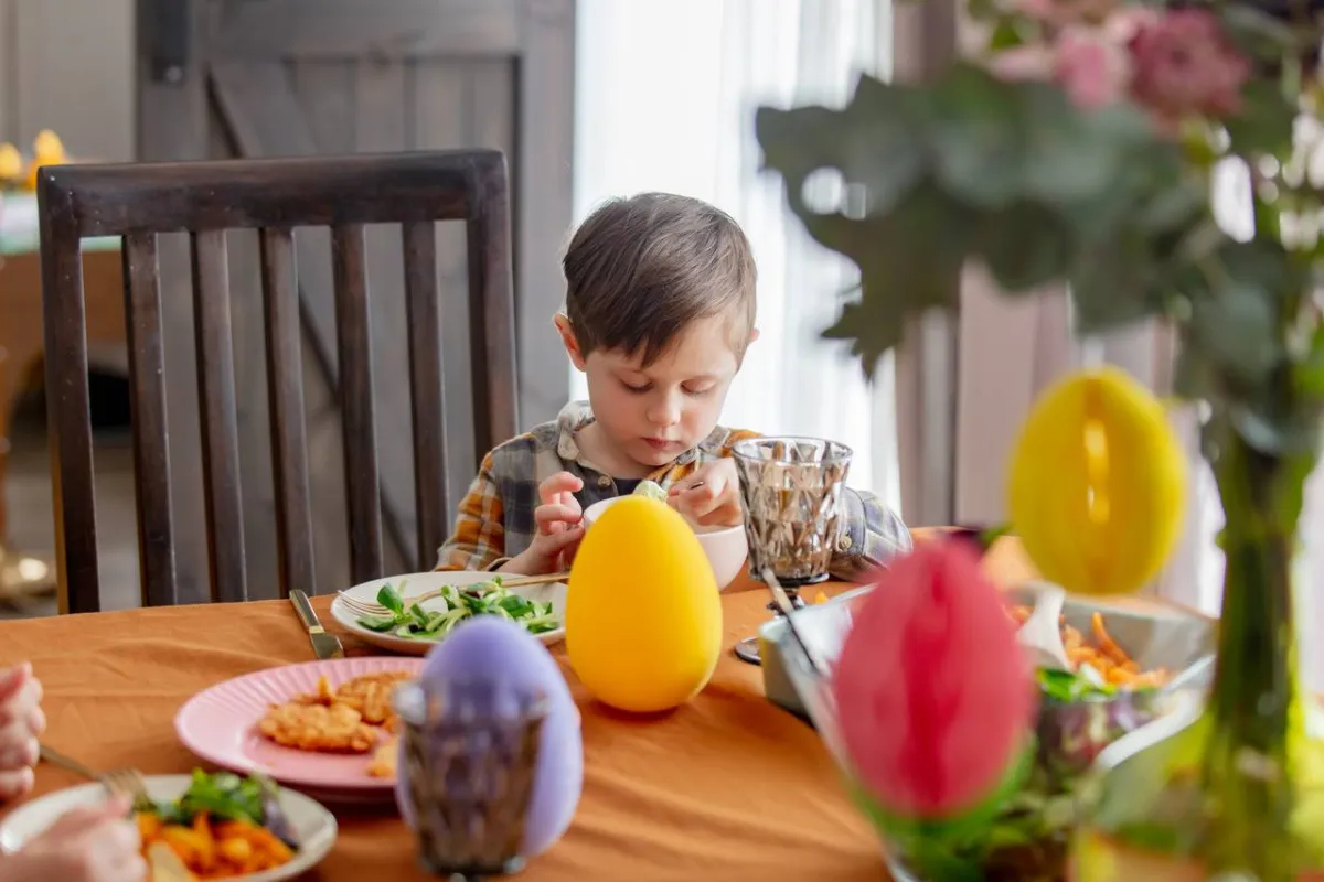 صورة لطفل يتناول وجبته
