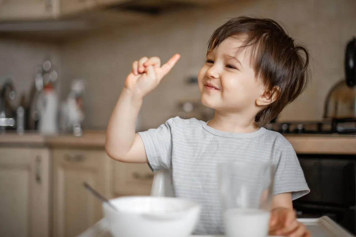 صورة لطفل يعبر عن رأيه في الأكل