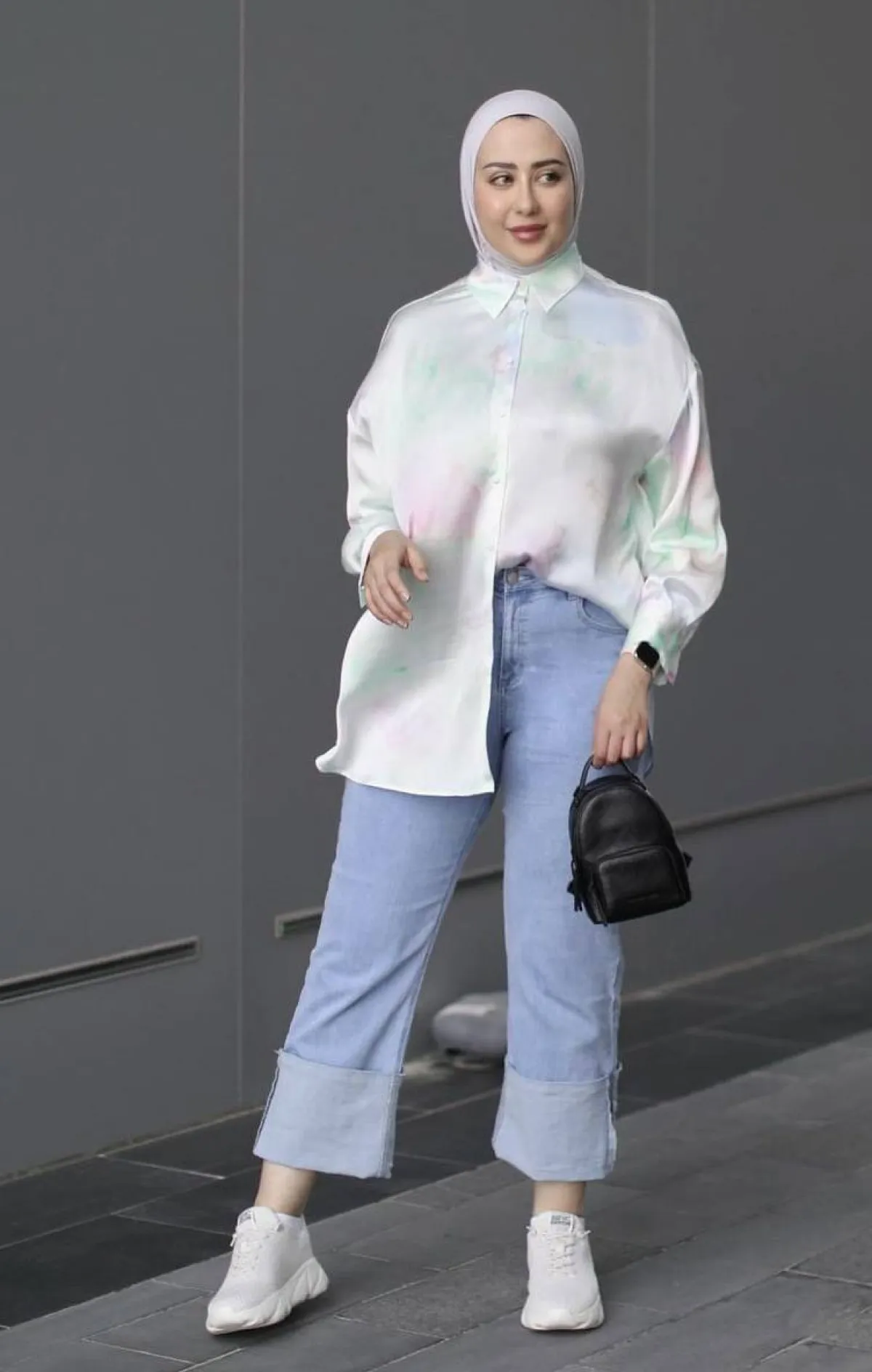 القميص المطبع مع الدنيم