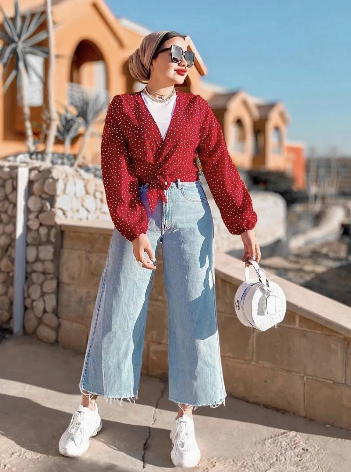 القميص المنقط مع الدنيم