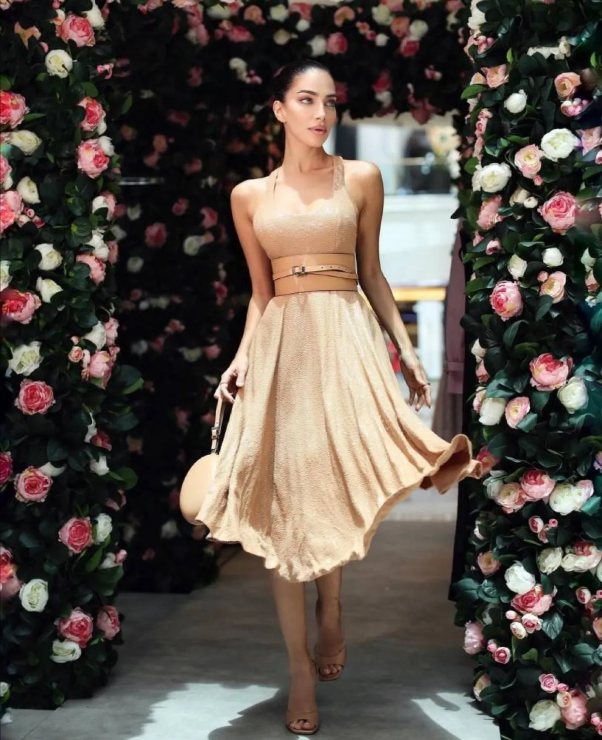 إطلالات بألوان مرحة صيفية من جيسيكا قهواتي