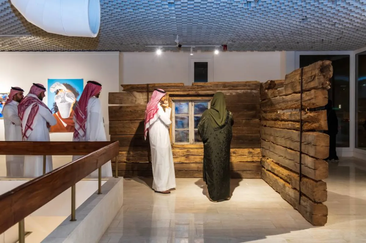 وتروي كل قطعة فنية معروضة في المعرض قصة مختلفة على حدة