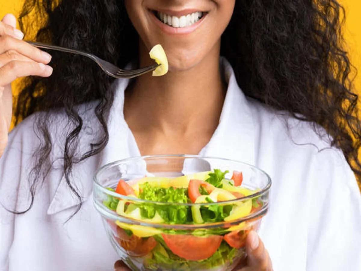 صورة لحامل تتناول طبق السلطة