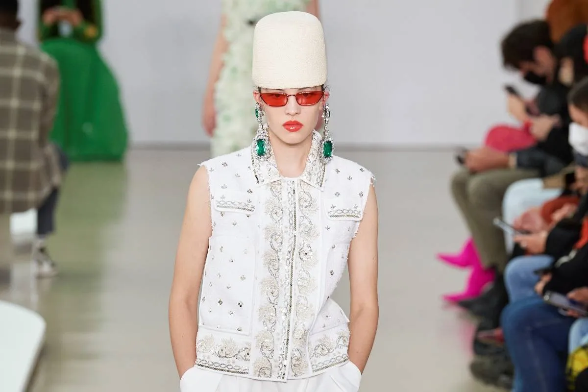 نظارات شمسية باللون الأحمر