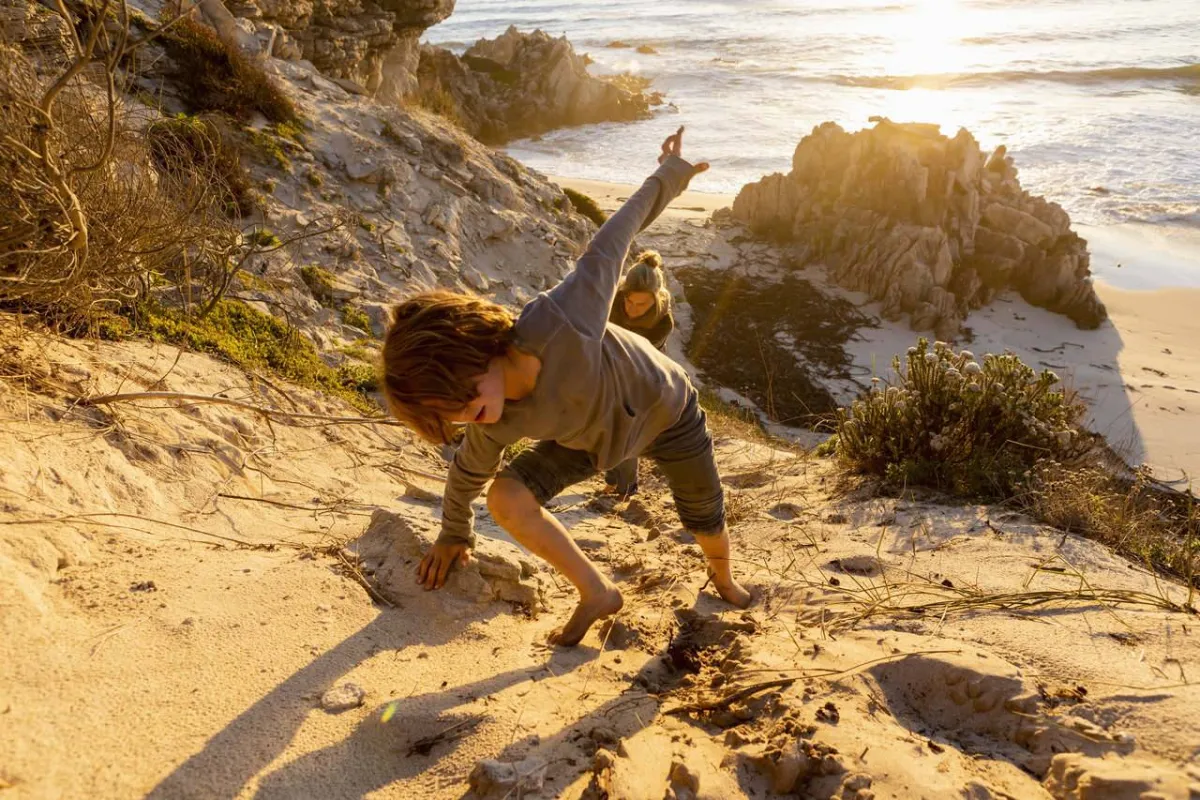 صورة طفل يتسلق