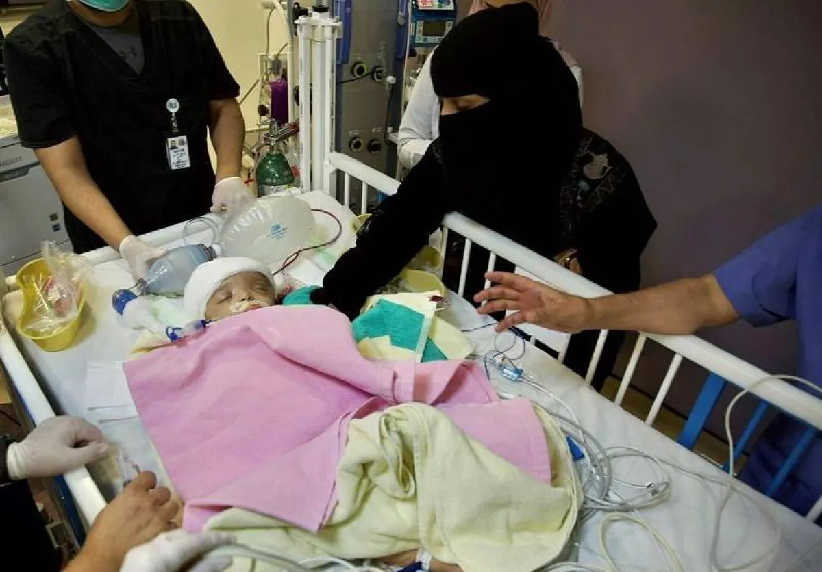 الأم مع أحد التوائم. الصورة من "واس"