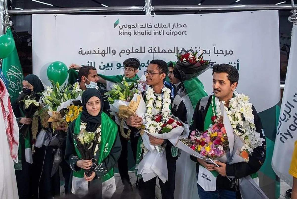 فرحة الفوز تكللت بفرحة العودة إلى أرض الوطن. الصورة من "واس"