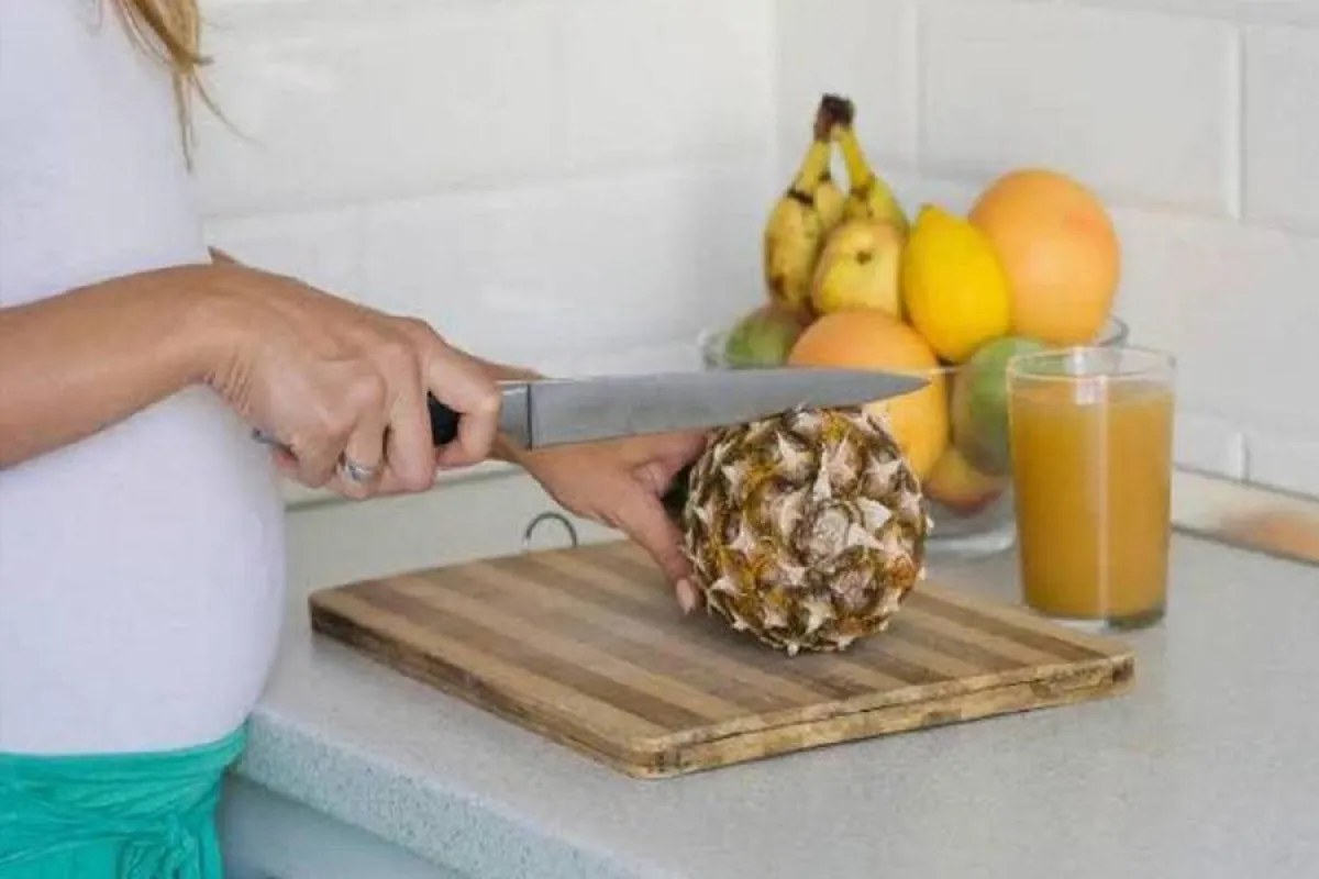 صورة لحامل تعد العصير