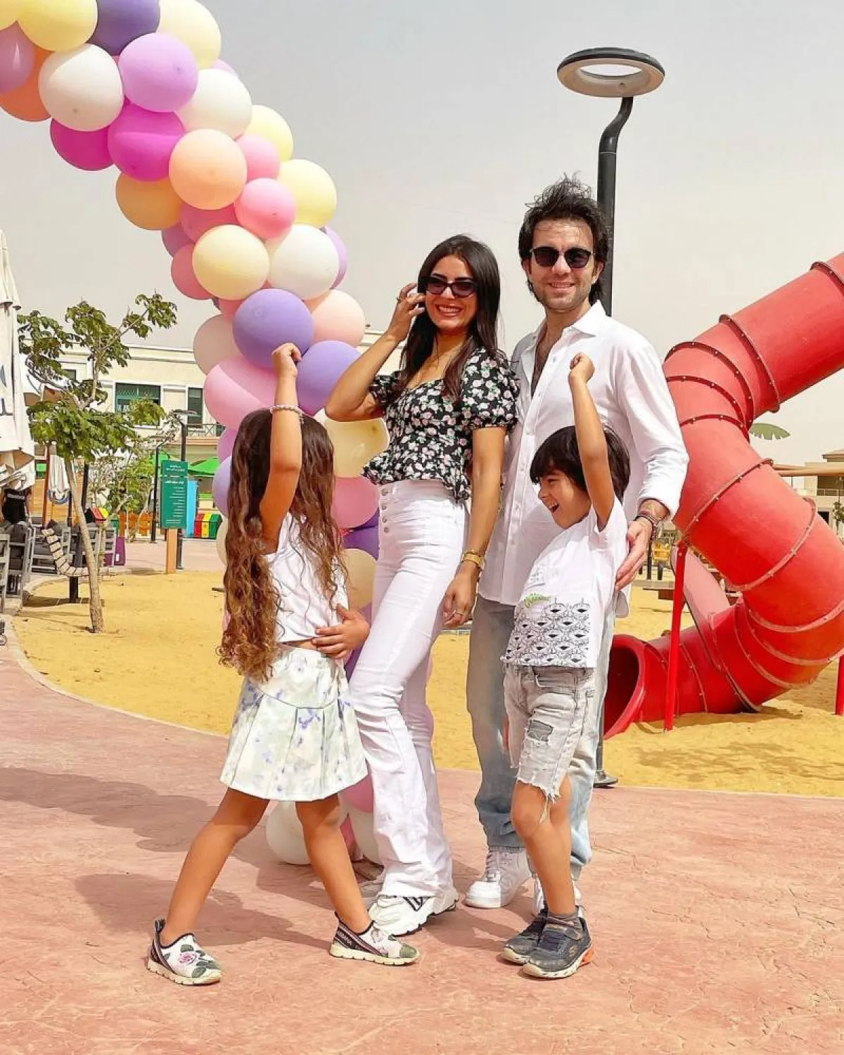 شريف رمزي وزوجته ريهام أيمن  وابناهما شريف وليليا - الصورة من حسابها على انستغرام