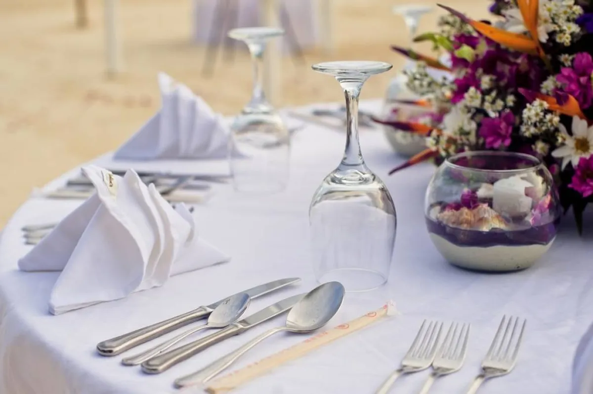 التعارف الذي يتحقّق بصورة تقليديّة، يقضي بأن يتقابل الطرفان، مع الأهل في مكان قريب من منزل العروس