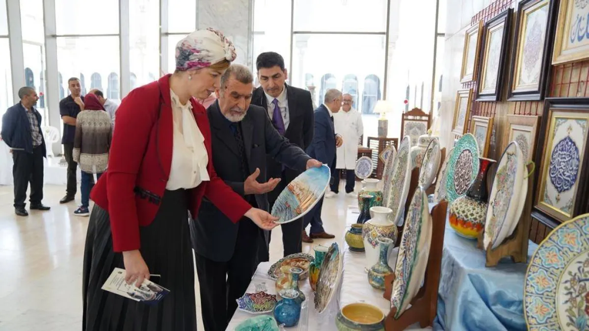 وزيرة الثقافة في الجزائر تزور معرض الخزف الفني