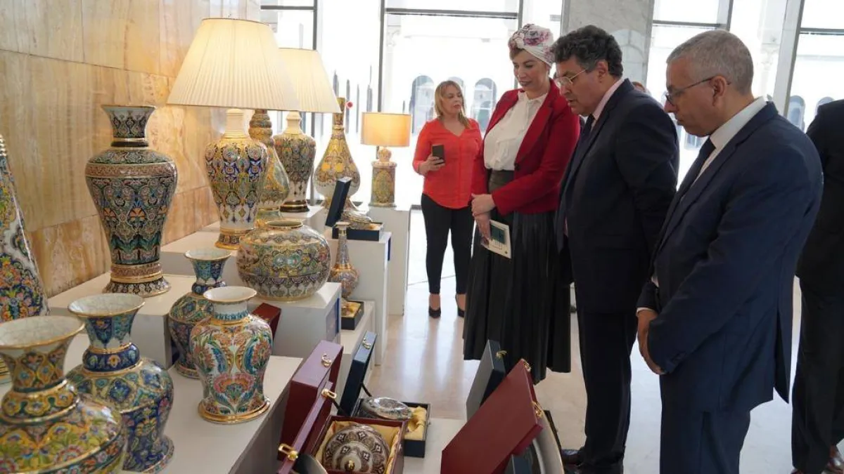 وزيرة  الثقافة تزورمعرض للخزف الفني  في الجزائر