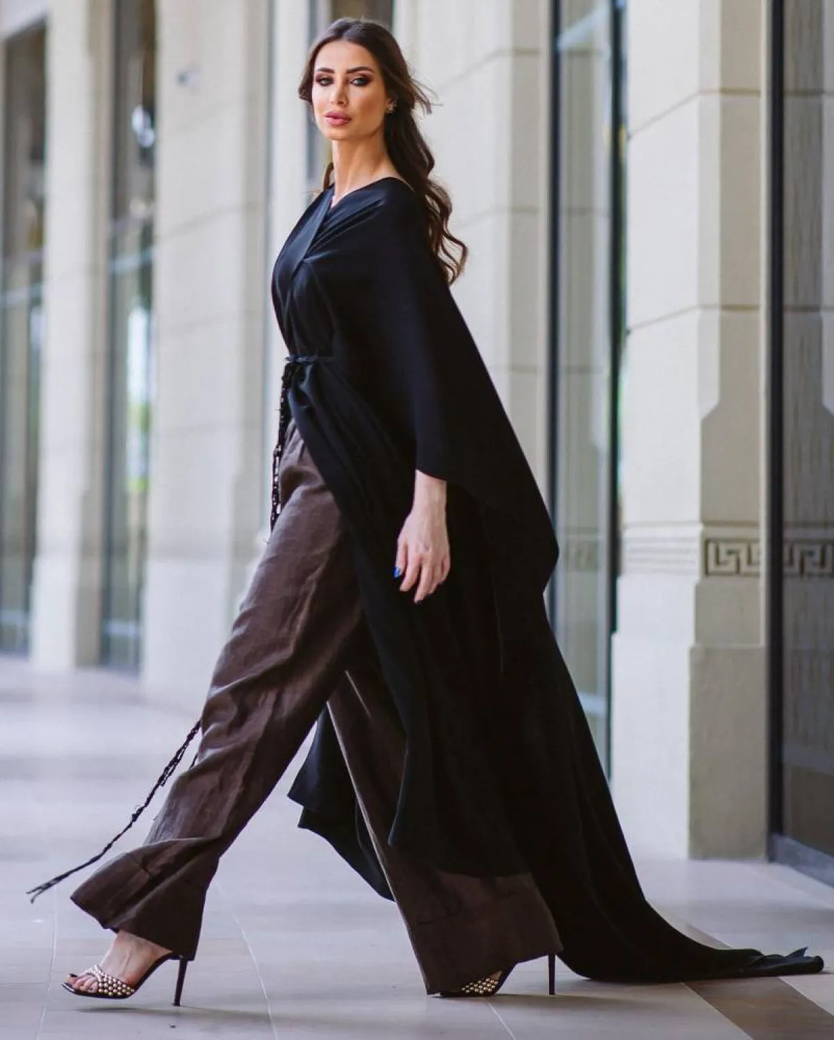 إطلالات محتشمة من أنابيلا هلال