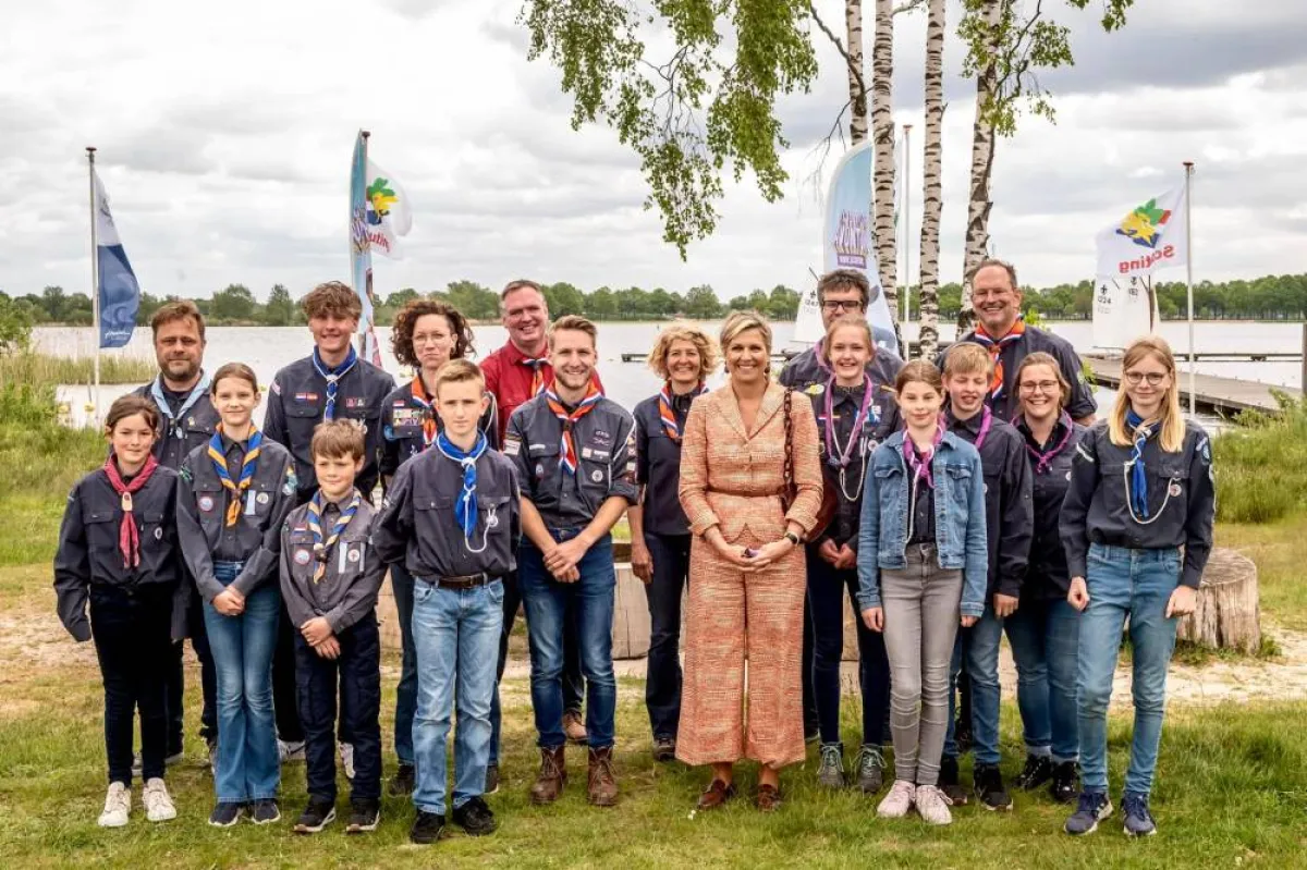 الملكة ماكسيما مع أعضاء الكشافة المائية Nederland- الصورة من صفحة البيت الملكي الهولندي على فيسبوك