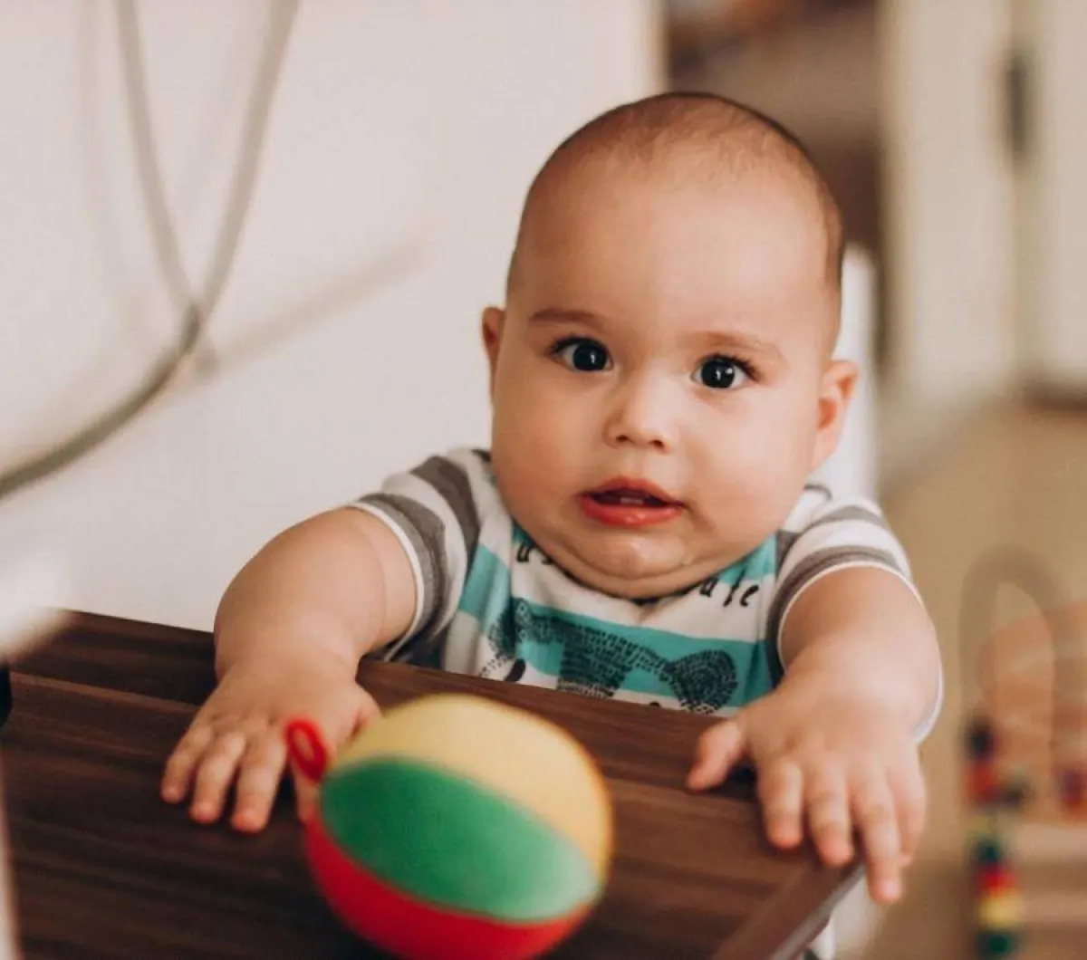 صورة لطفل يقف وقد يسقط على رأسه