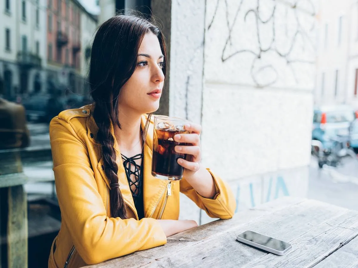 تؤدي المشروبات الغازية إلى التجشُّؤ وإرسال الحمض إلى المَرِّيء ما يزيد الشعور بالحموضة