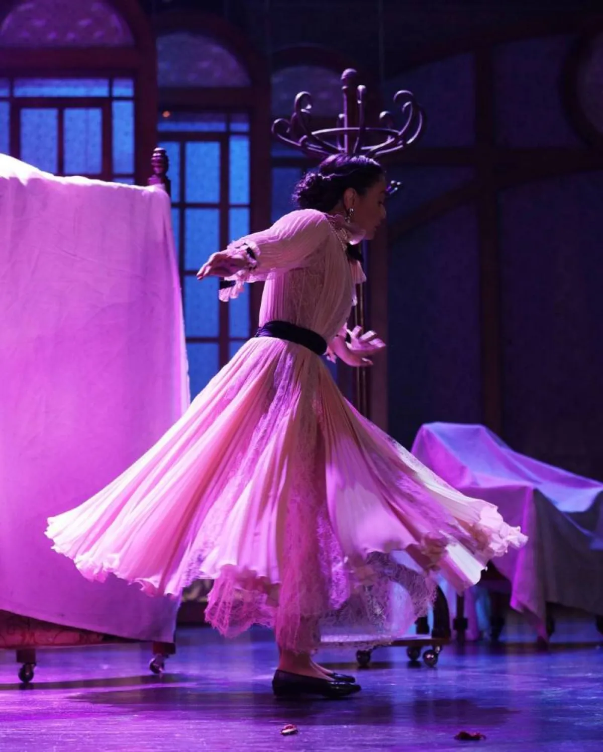 شريهان من كواليس مسرحية " كوكو شانيل " - صورة من صفحتها على موقع " انستغرام"