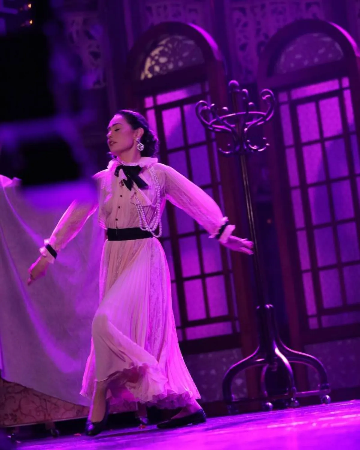 شريهان من كواليس مسرحية " كوكو شانيل " - صورة من صفحتها على موقع " انستغرام"