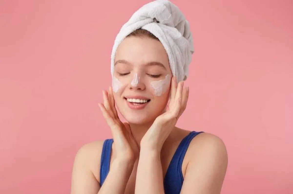 يعمل المرطب كعامل مانع للتسرب لضمان امتصاص بشرتكِ لكل شيء تم تطبيقه عليها