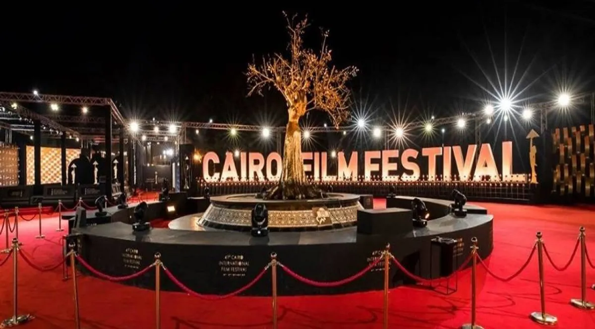 مهرجان القاهرة السينمائي الدولي - صورة من صفحة الفنان حسين فهمي على موقع "فيسبوك"