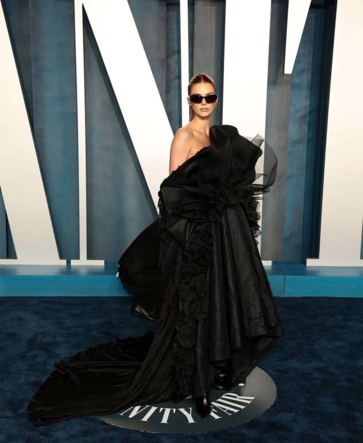 إطلالات النجمات باللون الأسود