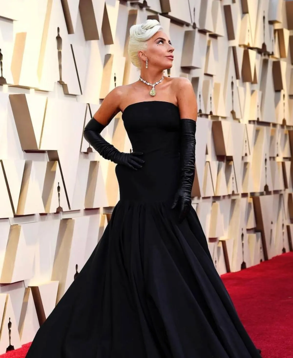 إطلالات النجمات باللون الأسود