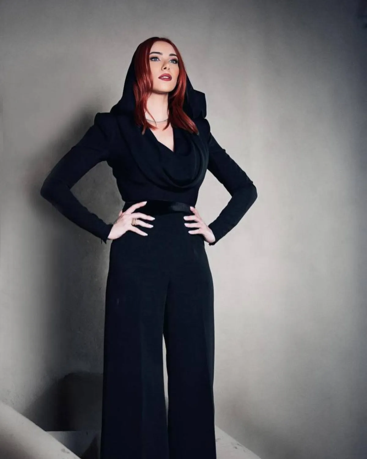 دانييلا رحمة بجمبسوت أنيق باللون الأسود 