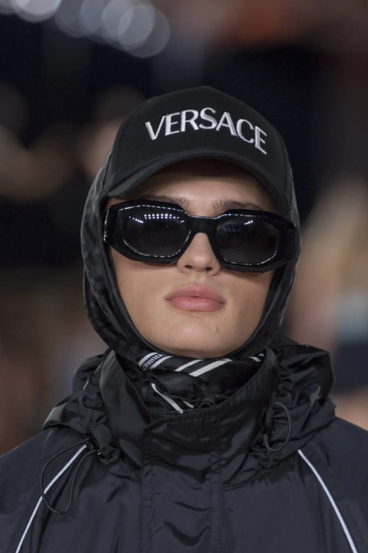 نظارة شمسية مستطيلة باللون الأسود من فراسشي Versace 
