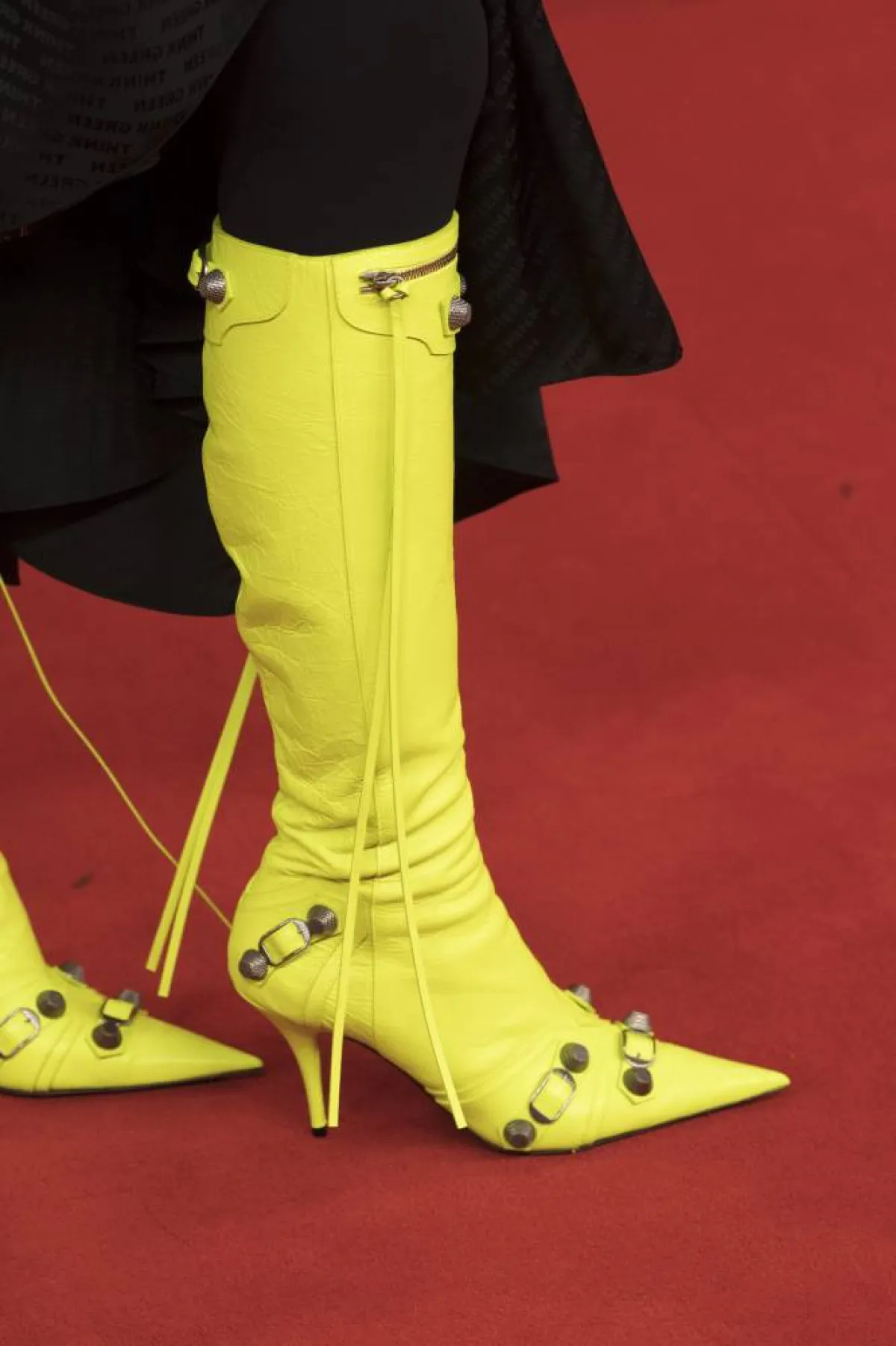 حذاء باللون الأصفر من Balenciaga 