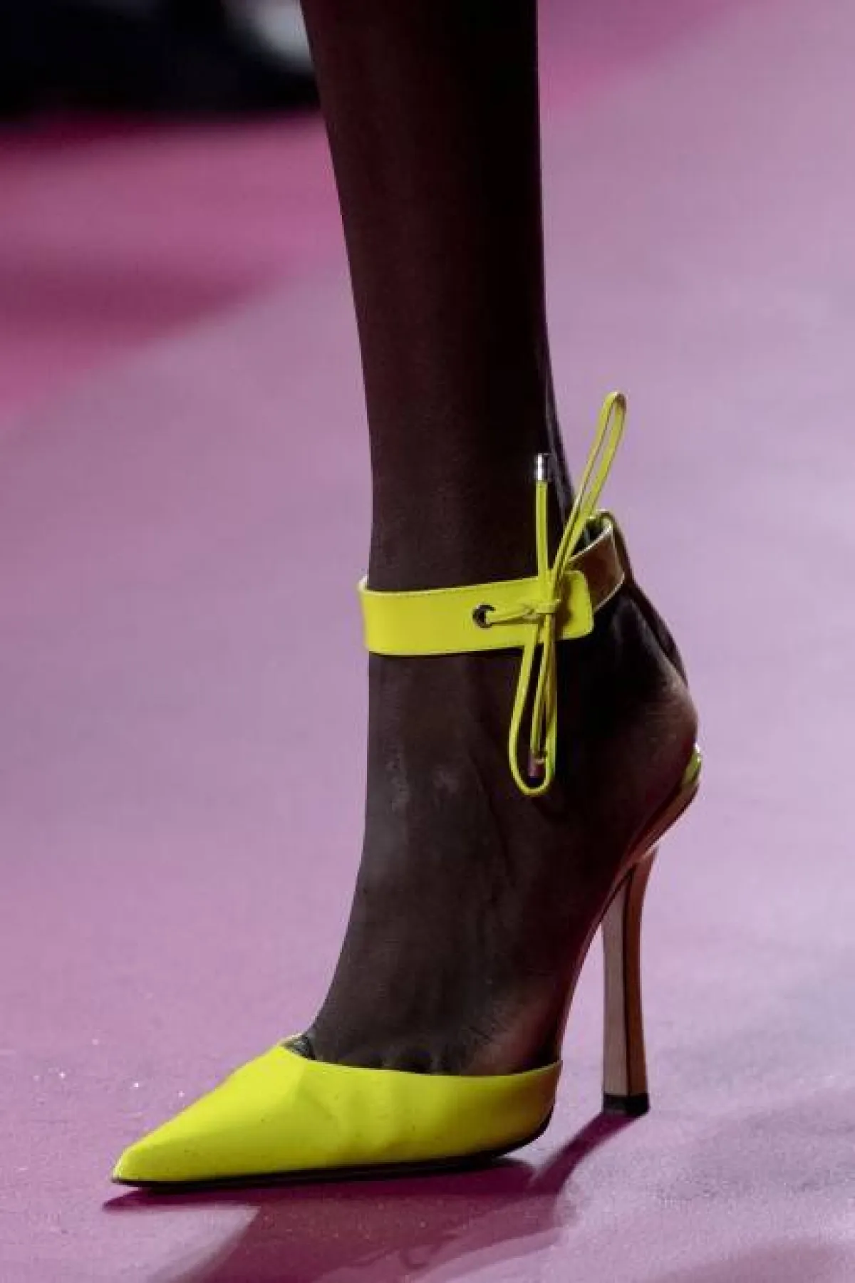 حذاء باللون الأصفر من بلومارين Blumarine 