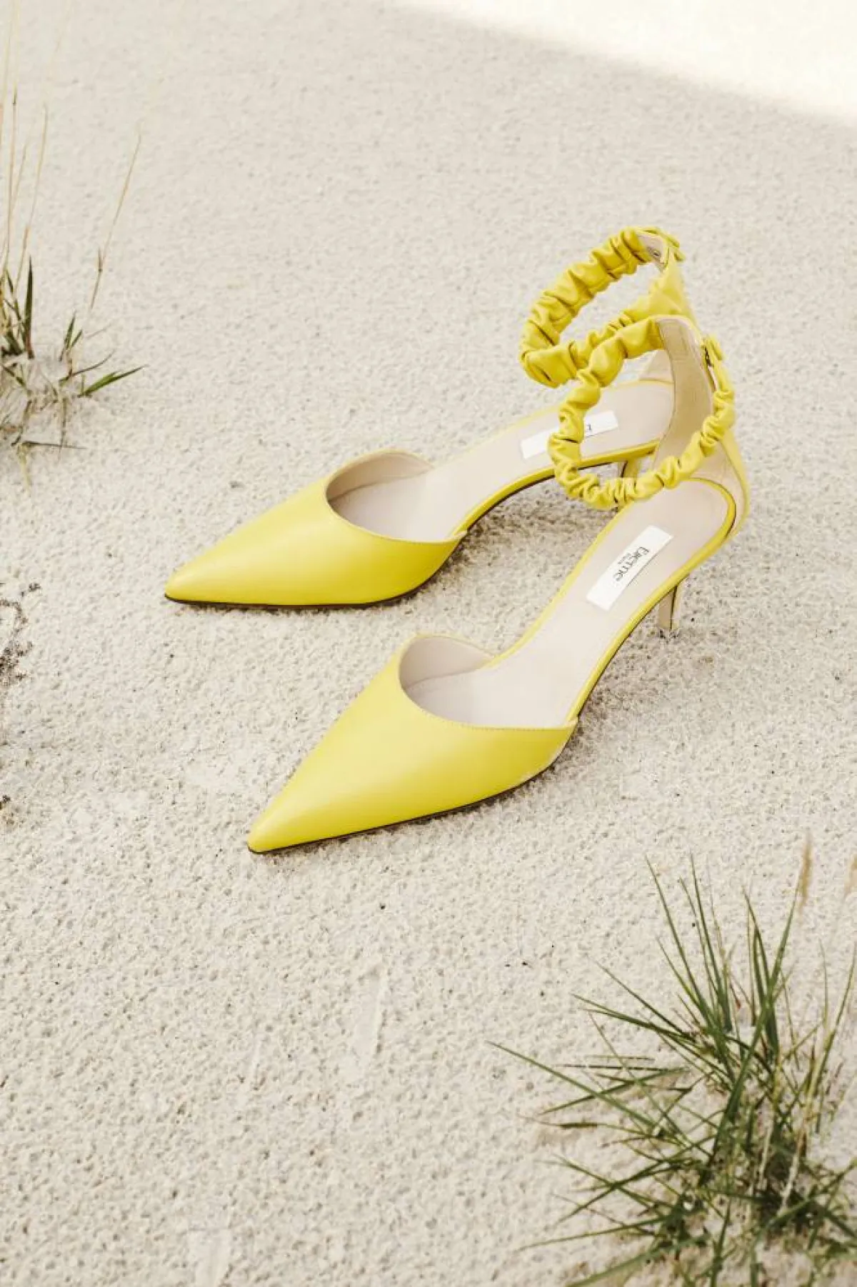 حذاء باللون الأصفر من Elleme 