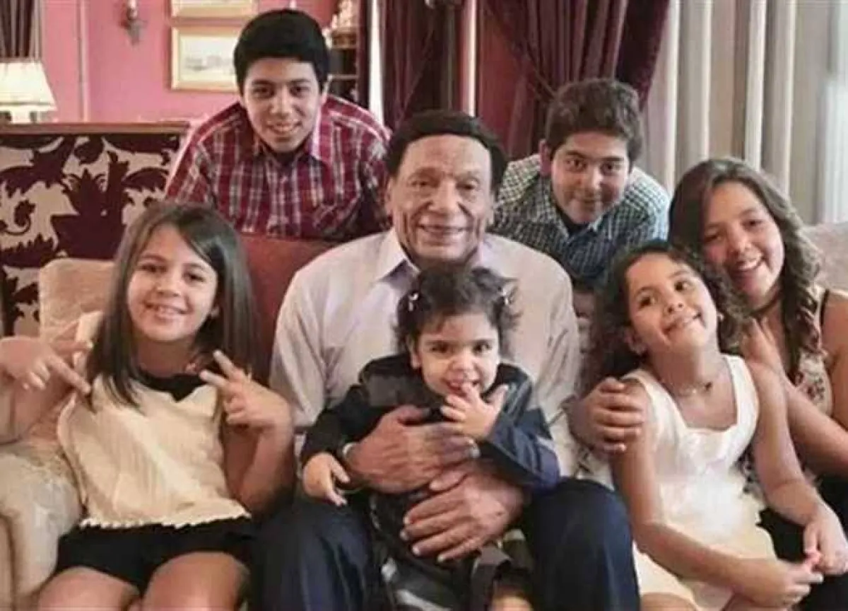 عادل إمام وأحفاده - الصورة من صفحته الرسمية على فيسبوك