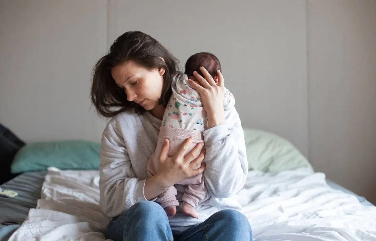 صورة لأم تحمل المولود