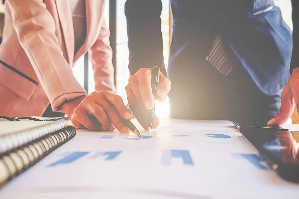 المساعد الإداري يتحمّل عادةً المزيد من المسؤوليات، لذا هو ينال راتبًا أعلى من السكرتير