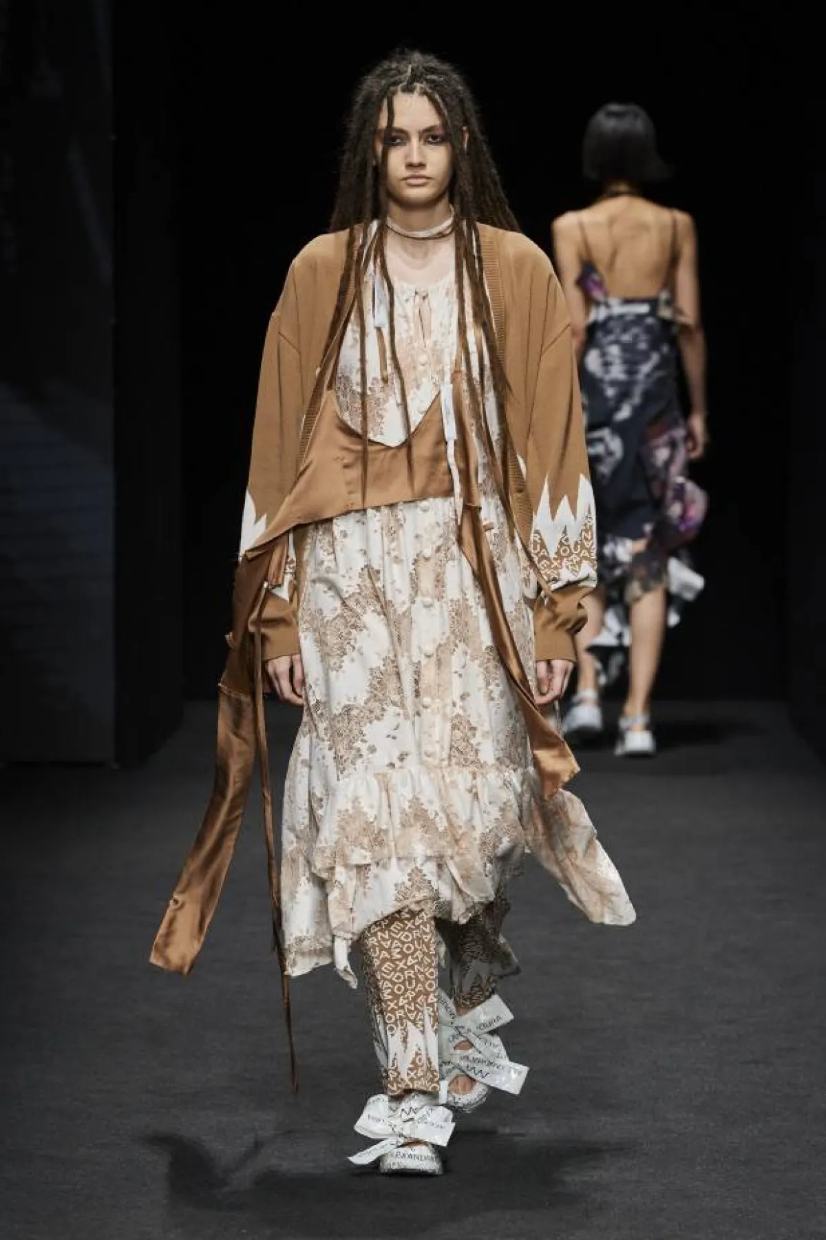 طرق تنسيق اللون البني في الصيف