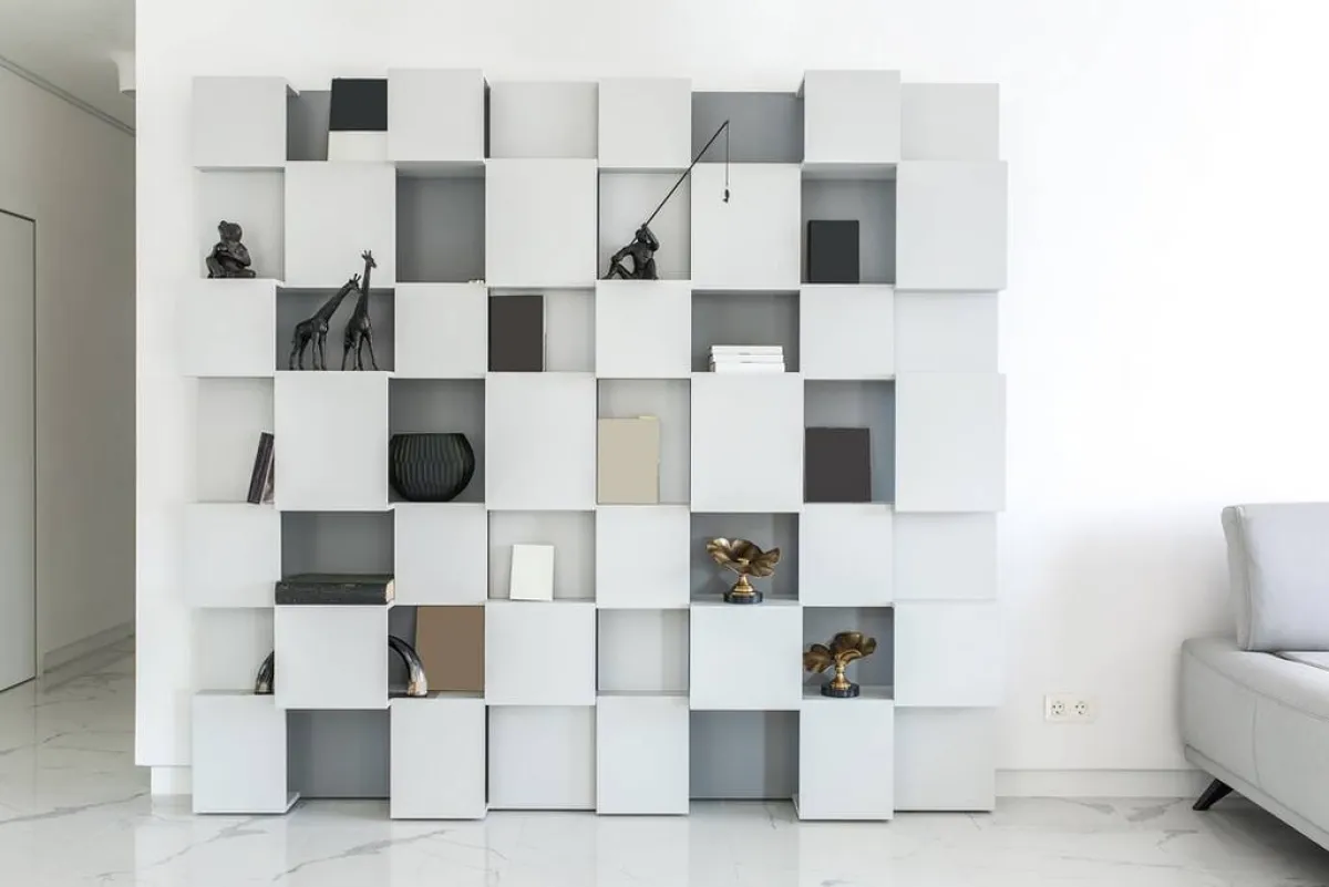 تصميم مُميّز للرفوف على الجدار "المهمل""