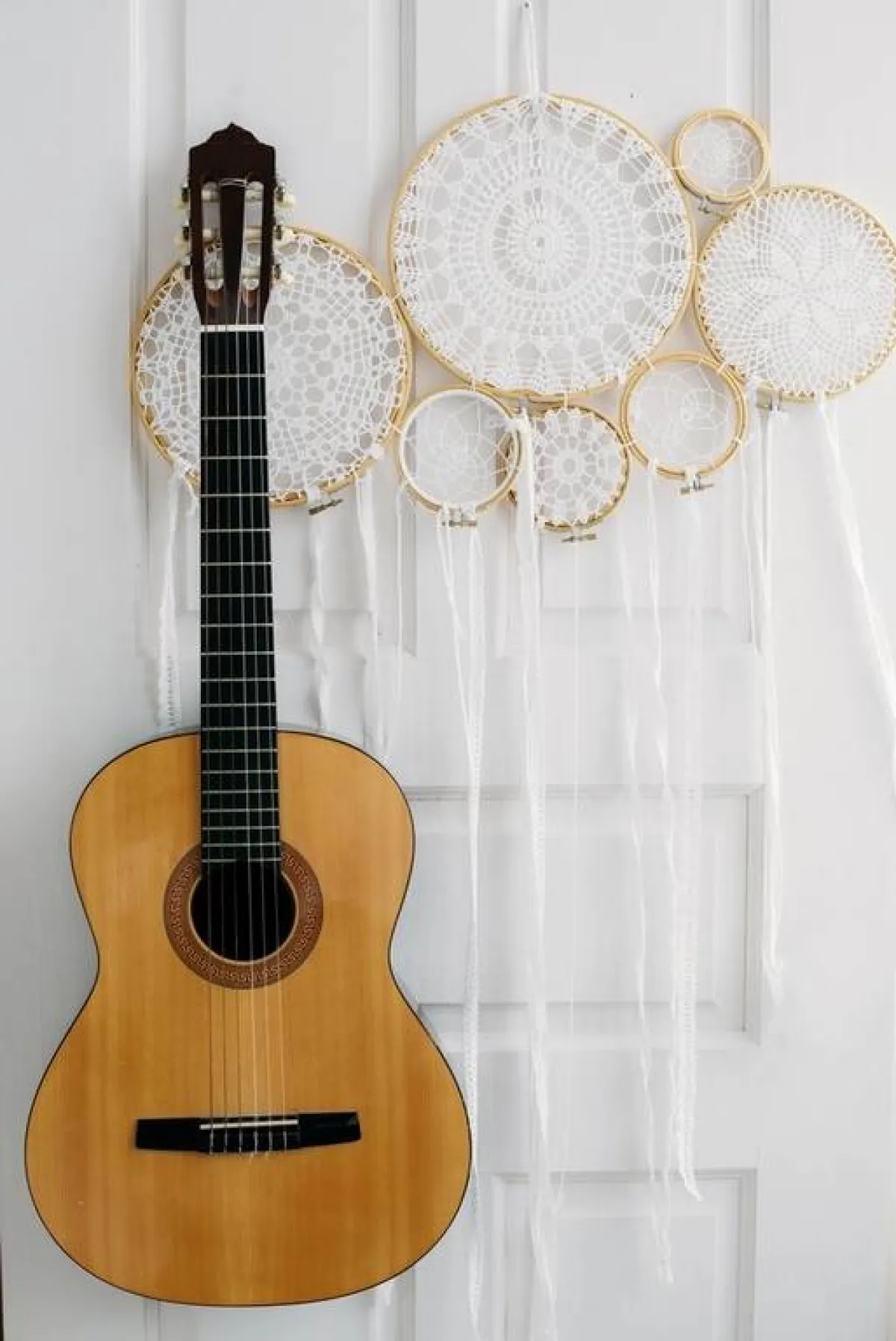 آلة الغيتار معلّقة على الجدار الجانبي، مع إكسسوارات يدويّة
