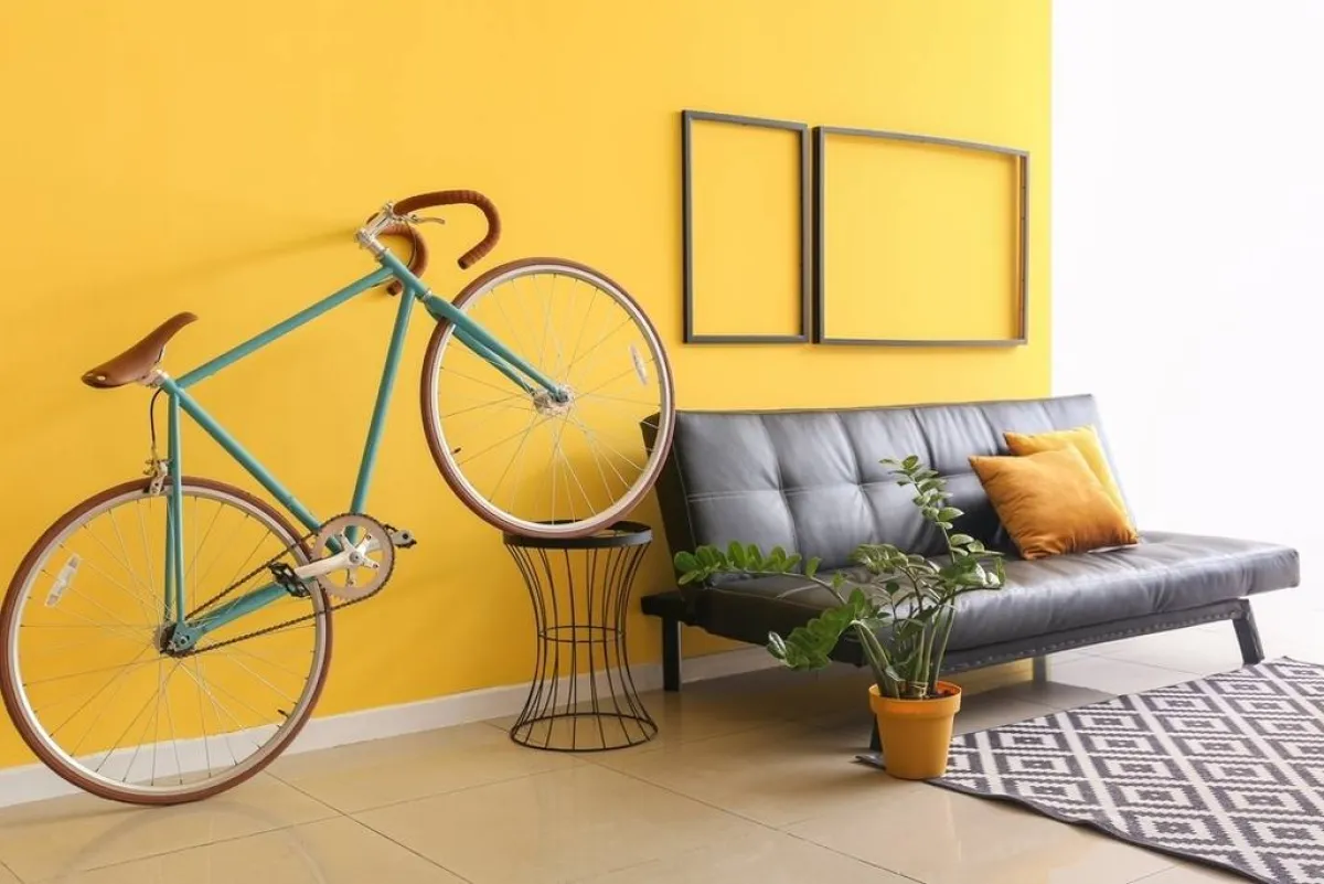 قد تُعبّر ديكورات الجدار عن هواية أحد أفراد العائلة