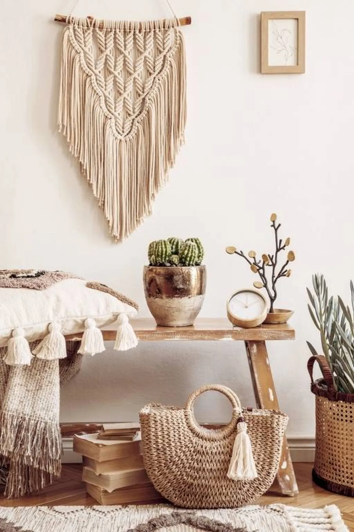 جدار محمّل بالمكرمة، وهي عبارة عن عمل فنّي مصنوع من نسيج مخرّم غليظ