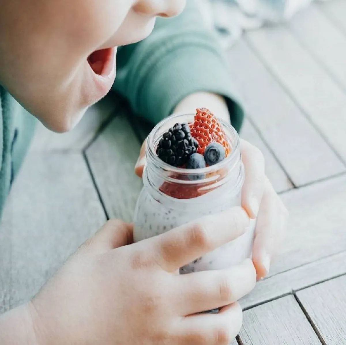 صورة لطفل يتناول الزبادي