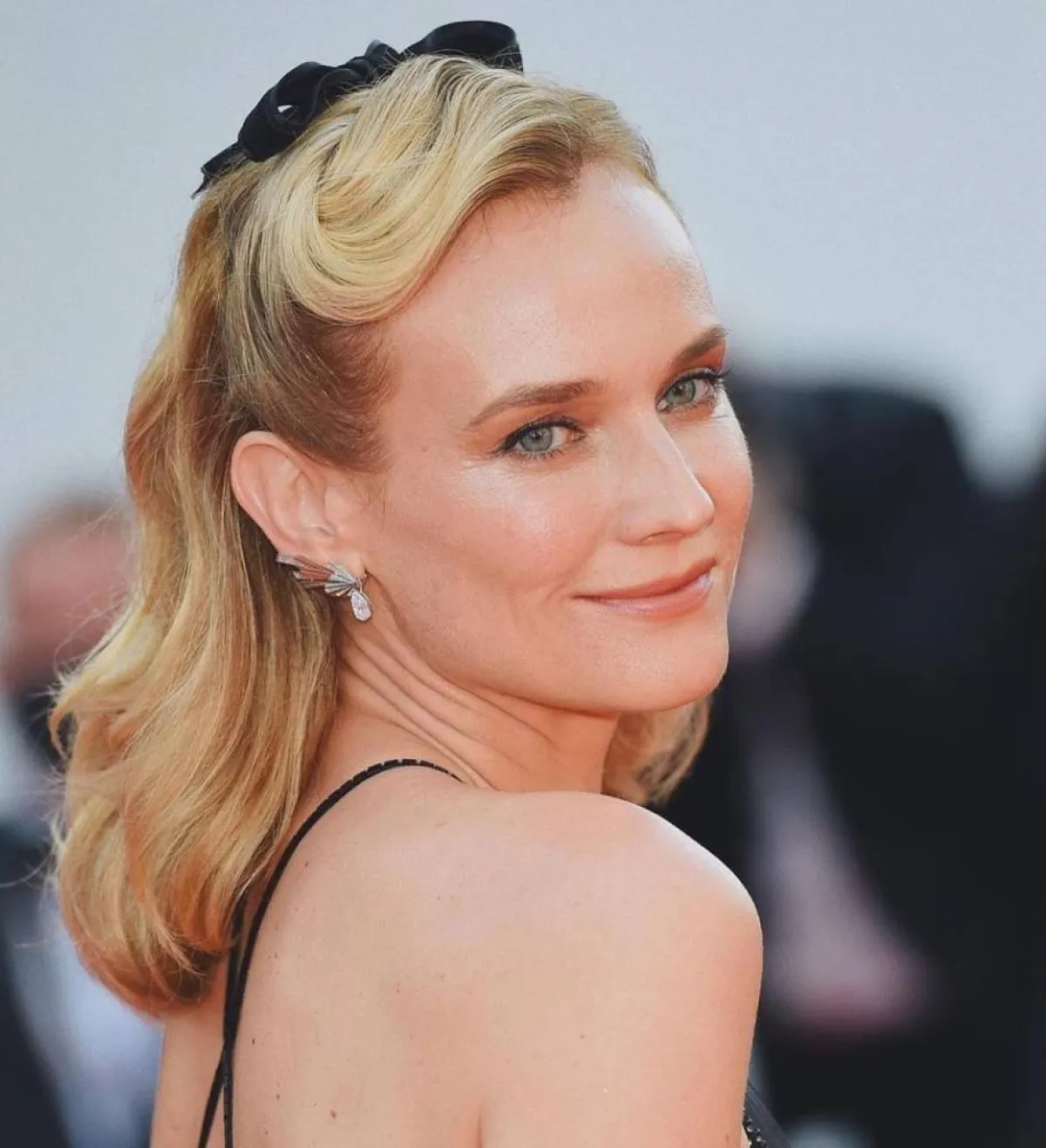 ديان كروجر بأقراط من الذهب والألماس