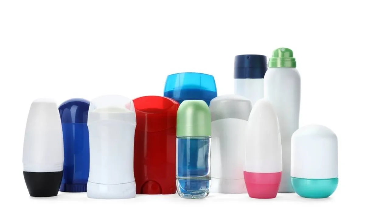 إضافة مزيل التعرّق إلى الإبط يسد المسام، فيكوّن البقع صفراء اللون على الملابس البيض