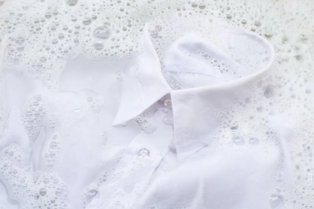 طرق متبعة في علاج البقع الصفراء على الملابس البيض