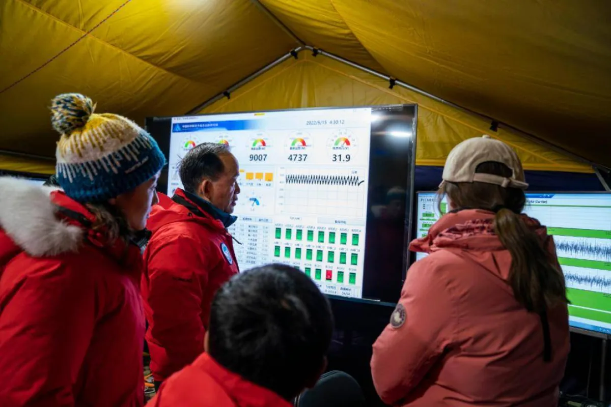 صورة لخبراء يرصدون بيانات المنطاد