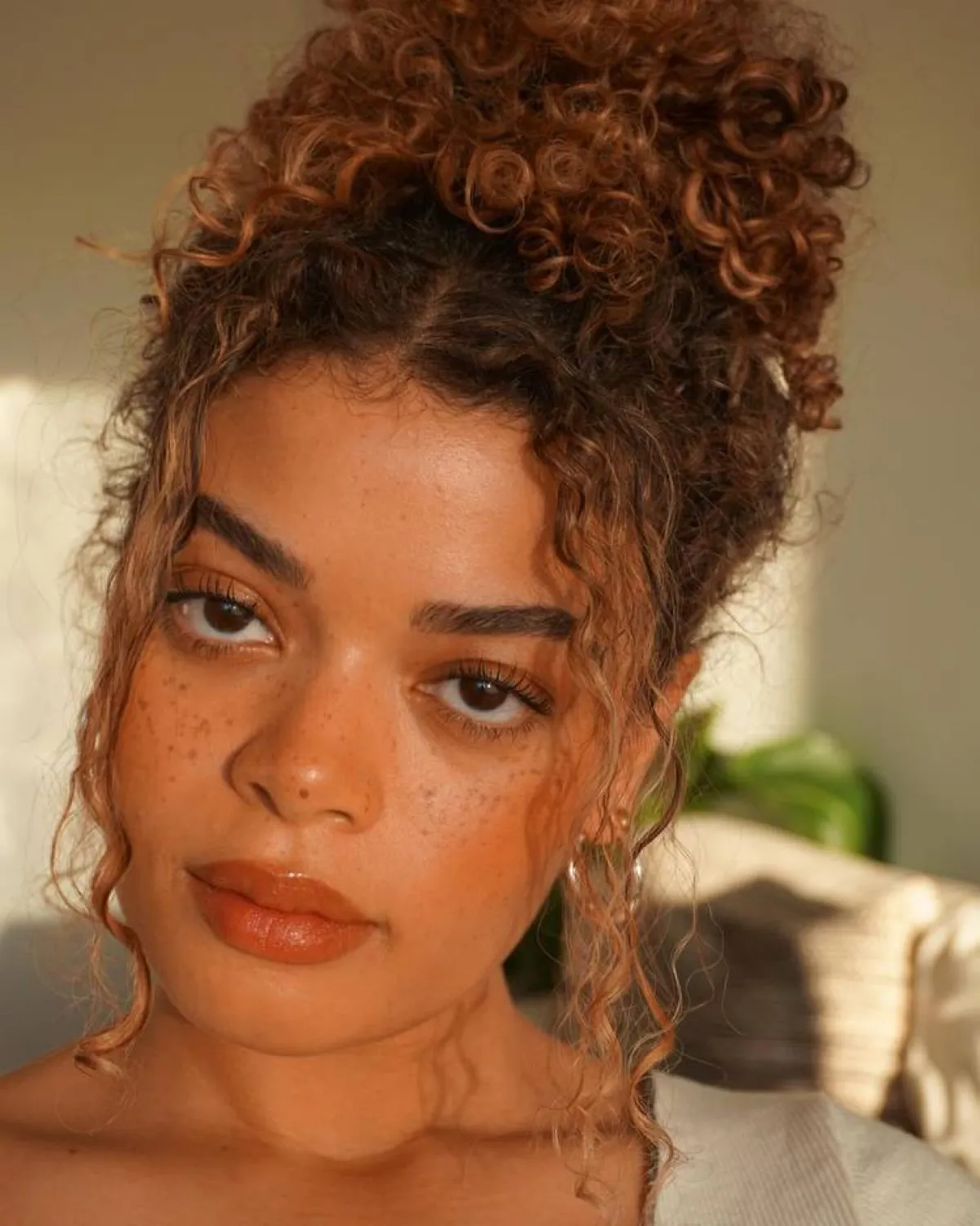 تسريحة الكيرلي المرفوعة