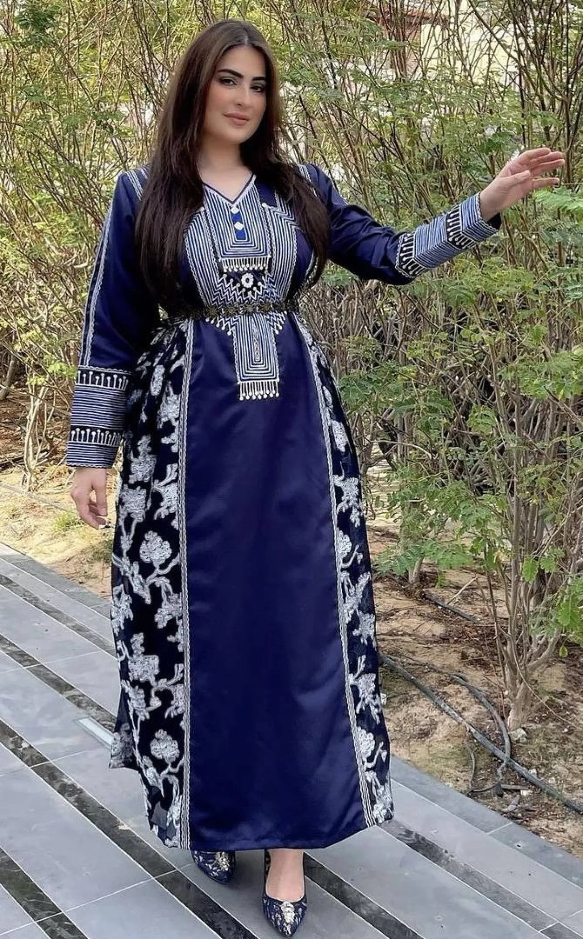 جلابية باللون الكحلي والابيض