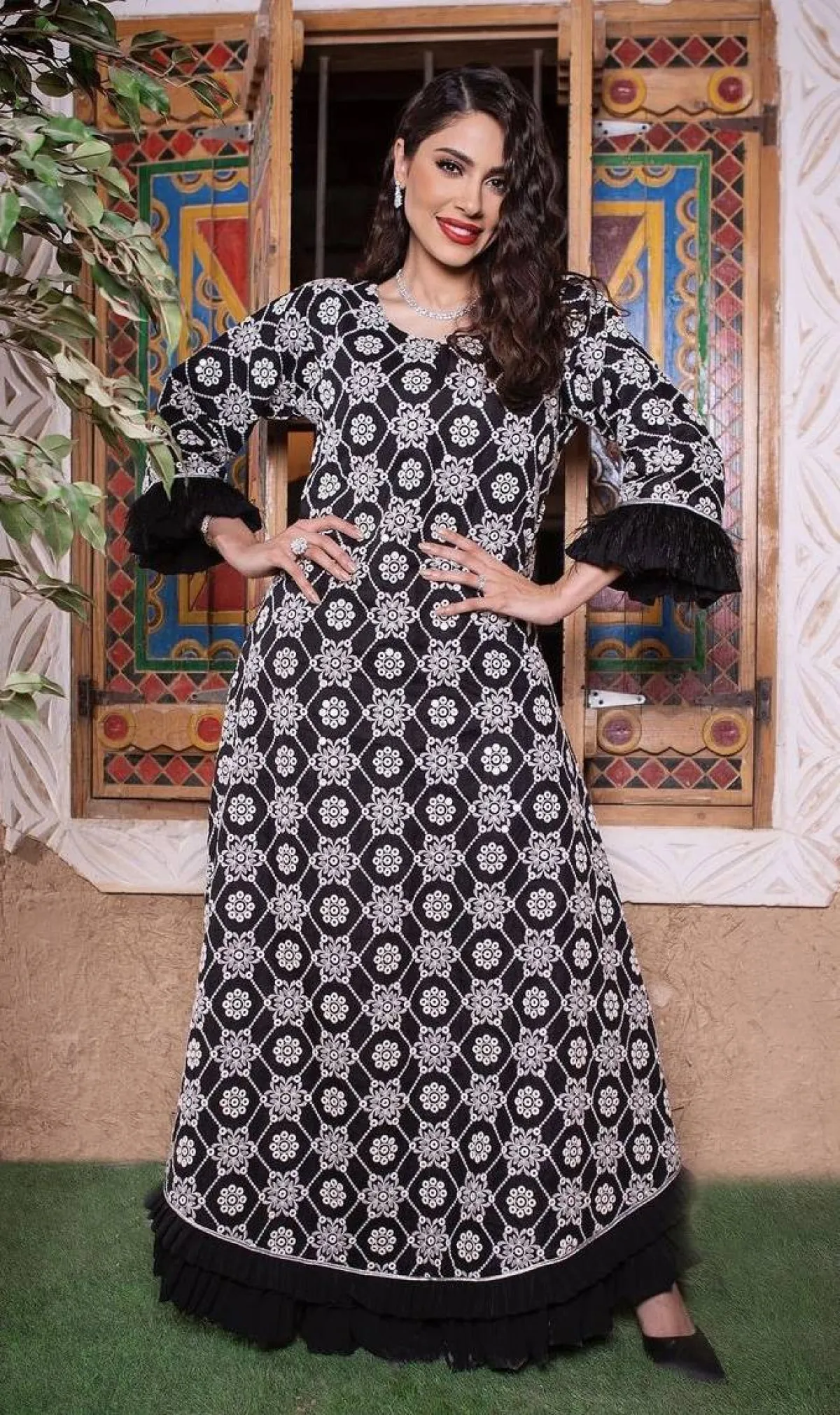 جلابية باللون الابيض والاسود