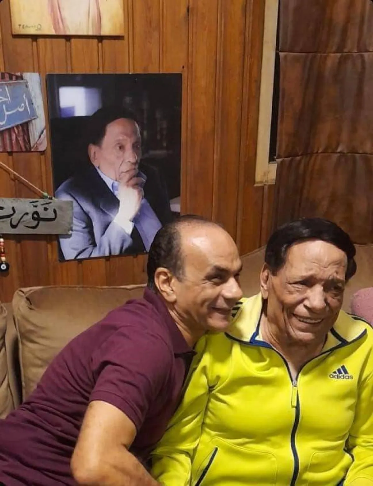 أحدث ظهور للفنان عادل إمام - صورة من صفحته الرسمية على موقع " فيسبوك "