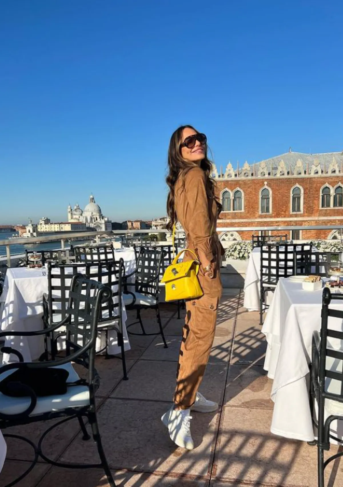 زينب الحلو ترتدي بدلة بلون الكاميل  مع حقيبة صفراء